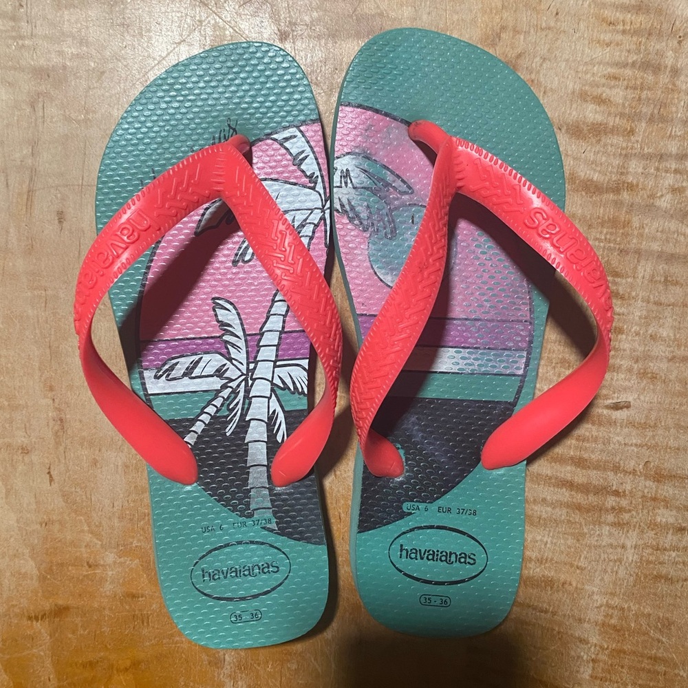 Havaianas palm tree flip flop girls size 6 US, light wear and good condition